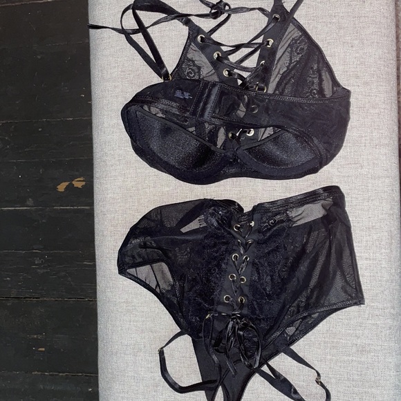 Lingerie - Picture 2 of 3